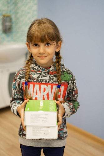 Девочка из Волгограда получила в подарок от «Аурики» беспроводные слуховые аппараты 