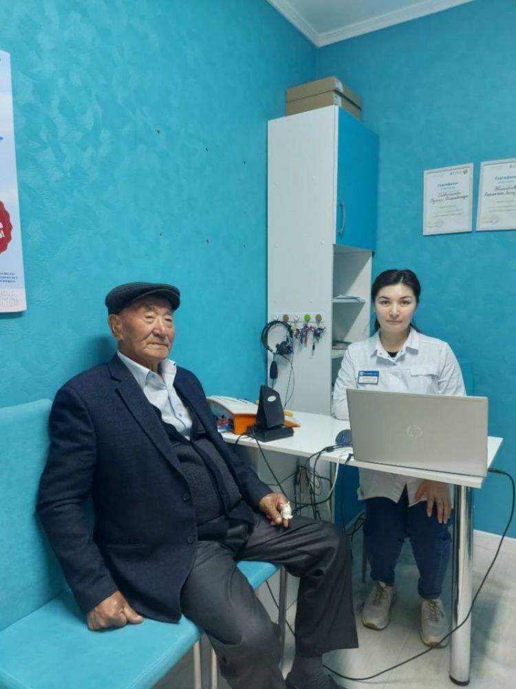 85-летний пенсионер из Шымкента благодаря «Аурике» вновь хорошо слышит