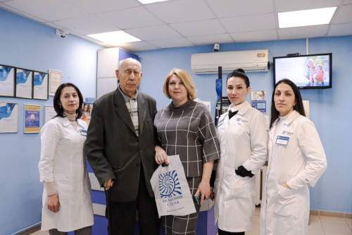 Благотворительный фонд «Аурика» выдал слуховой аппарат почетному жителю Саратова