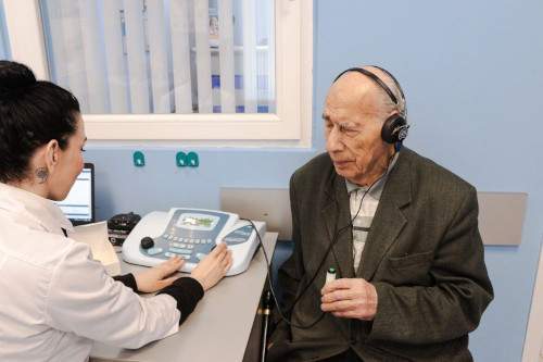 Благотворительный фонд «Аурика» выдал слуховой аппарат почетному жителю Саратова