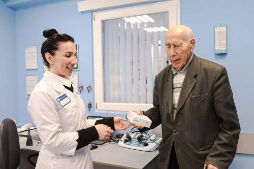 Благотворительный фонд «Аурика» выдал слуховой аппарат почетному жителю Саратова