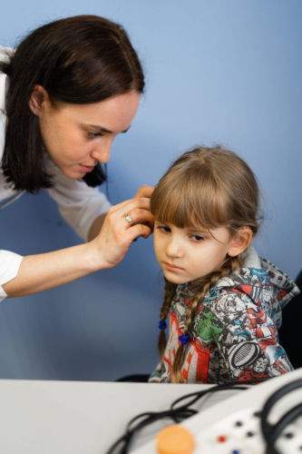 Девочка из Волгограда получила в подарок от «Аурики» беспроводные слуховые аппараты 