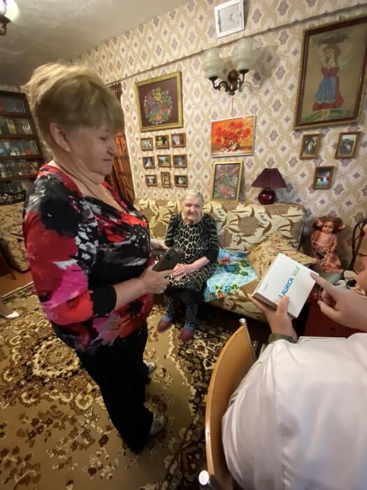К 100-летнему юбилею ветеран труда получила слуховой аппарат в рамках благотворительной инициативы «Аурики» и «Академии слуха» К 100-летнему юбилею ветеран труда получила слуховой аппарат в рамках благотворительной инициативы «Аурики» и «Академии слуха»