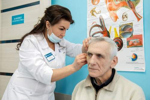 Благотворительный фонд «Аурика» выдал слуховые аппараты жителю Сургута