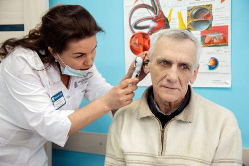 Благотворительный фонд «Аурика» выдал слуховые аппараты жителю Сургута