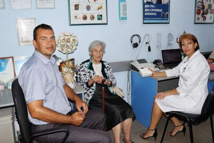 Беженка из Мариуполя получила слуховые аппараты от благотворительного фонда «Аурика»