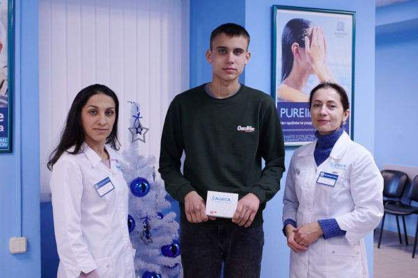 Студент из Саратова получил от БФ «Аурика» слуховой аппарат