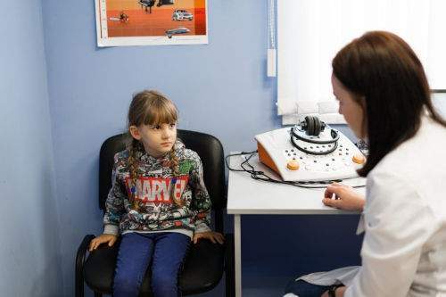 Девочка из Волгограда получила в подарок от «Аурики» беспроводные слуховые аппараты 