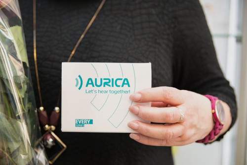 Благотворительный фонд «Аурика» вручил современные слуховые аппараты жительнице Твери