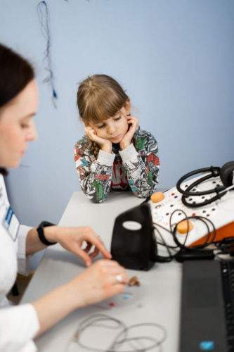 Девочка из Волгограда получила в подарок от «Аурики» беспроводные слуховые аппараты 