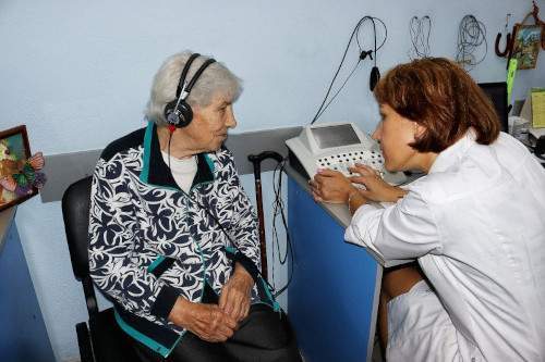 Беженка из Мариуполя получила слуховые аппараты от благотворительного фонда «Аурика»