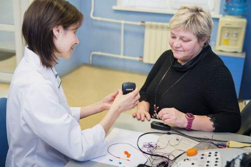 Благотворительный фонд «Аурика» вручил современные слуховые аппараты жительнице Твери