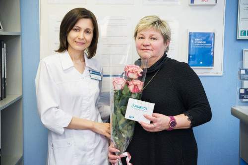 Благотворительный фонд «Аурика» вручил современные слуховые аппараты жительнице Твери