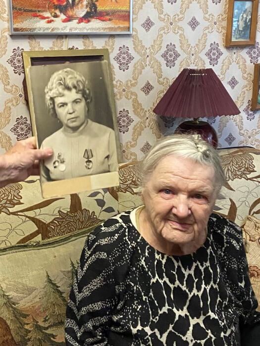 К 100-летнему юбилею ветеран труда получила слуховой аппарат в рамках благотворительной инициативы «Аурики» и «Академии слуха»