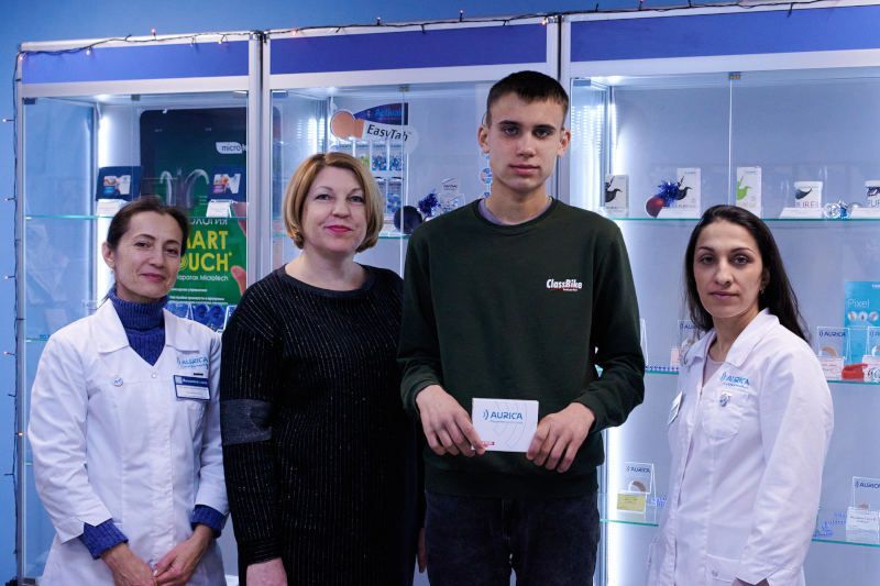 Студент из Саратова получил от БФ «Аурика» слуховой аппарат