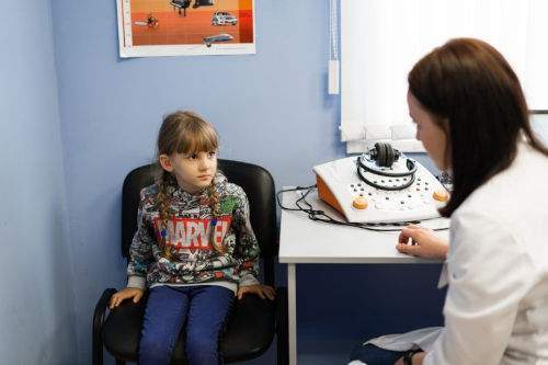 Девочка из Волгограда получила в подарок от «Аурики» беспроводные слуховые аппараты 