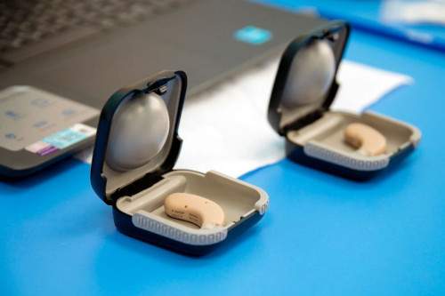 Благотворительный фонд «Аурика» выдал слуховые аппараты жителю Сургута