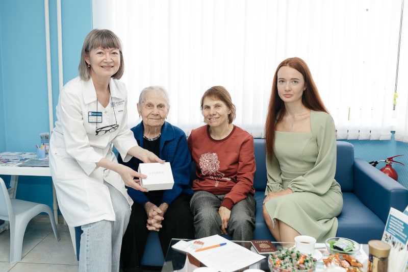 Благотворительный фонд «Аурика» вручил слуховой аппарат ветерану ВОВ из Тюмени