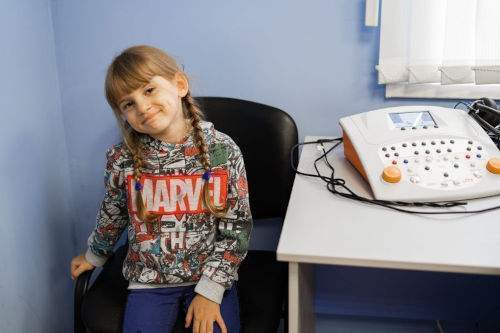 Девочка из Волгограда получила в подарок от «Аурики» беспроводные слуховые аппараты 