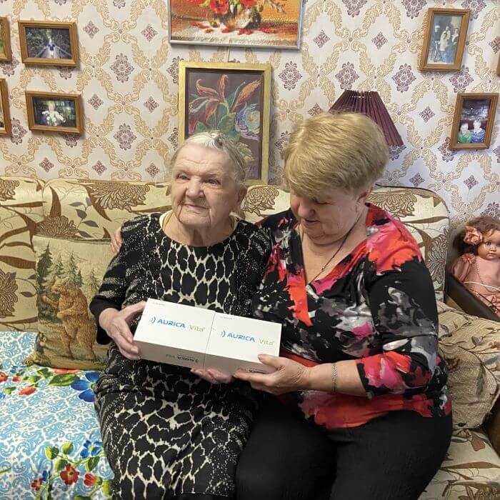 К 100-летнему юбилею ветеран труда получила слуховой аппарат в рамках благотворительной инициативы «Аурики» и «Академии слуха» 