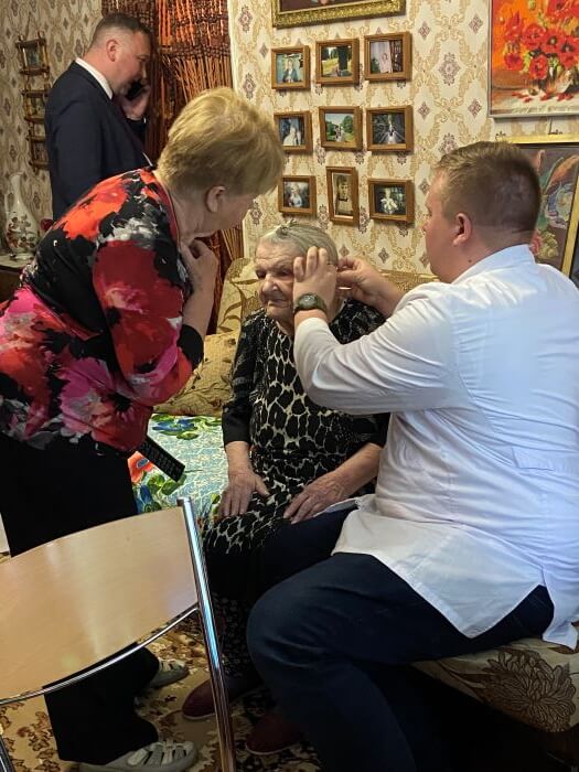 К 100-летнему юбилею ветеран труда получила слуховой аппарат в рамках благотворительной инициативы «Аурики» и «Академии слуха» К 100-летнему юбилею ветеран труда получила слуховой аппарат в рамках благотворительной инициативы «Аурики» и «Академии слуха»