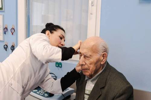 Благотворительный фонд «Аурика» выдал слуховой аппарат почетному жителю Саратова