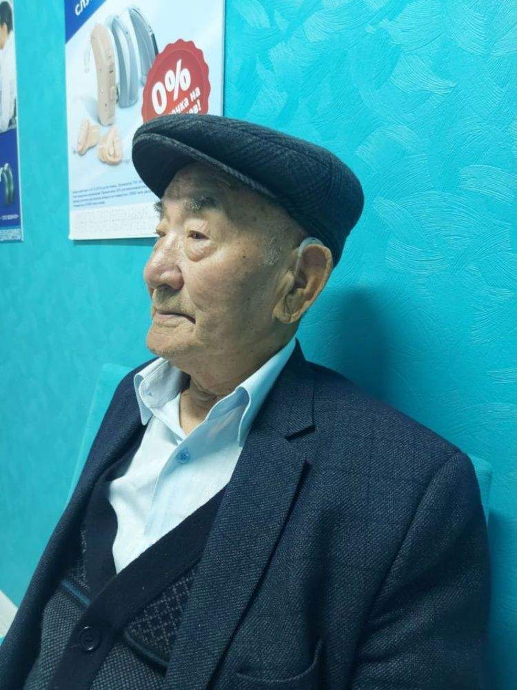 85-летний пенсионер из Шымкента благодаря «Аурике» вновь хорошо слышит