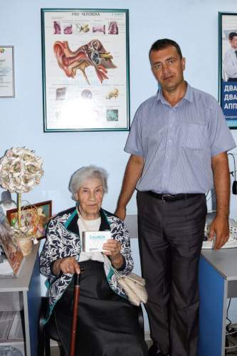 Беженка из Мариуполя получила слуховые аппараты от благотворительного фонда «Аурика»