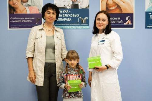 Девочка из Волгограда получила в подарок от «Аурики» беспроводные слуховые аппараты 