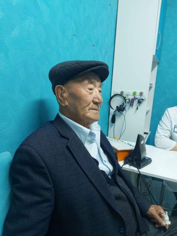 85-летний пенсионер из Шымкента благодаря «Аурике» вновь хорошо слышит