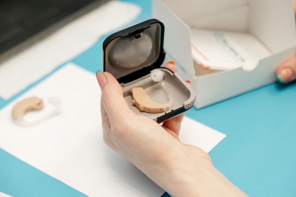 Кандидат медицинских наук из Тюмени получила слуховой аппарат от благотворительного фонда «Аурика»