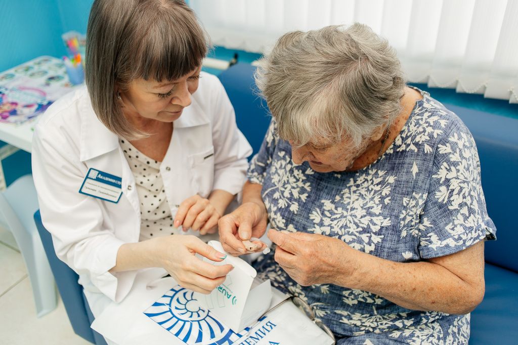 Кандидат медицинских наук из Тюмени получила слуховой аппарат от благотворительного фонда «Аурика»